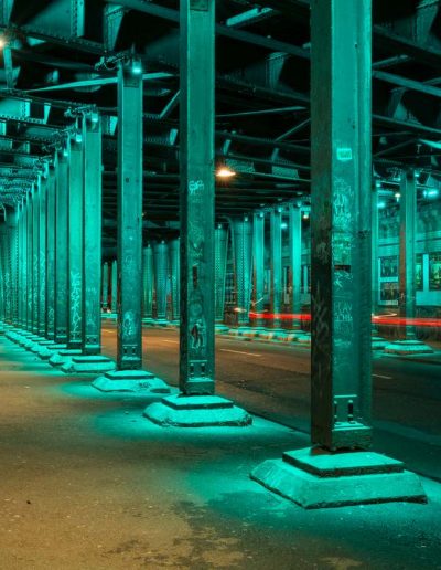 Alte Eisenbahnbrücke in Köln bei Nacht